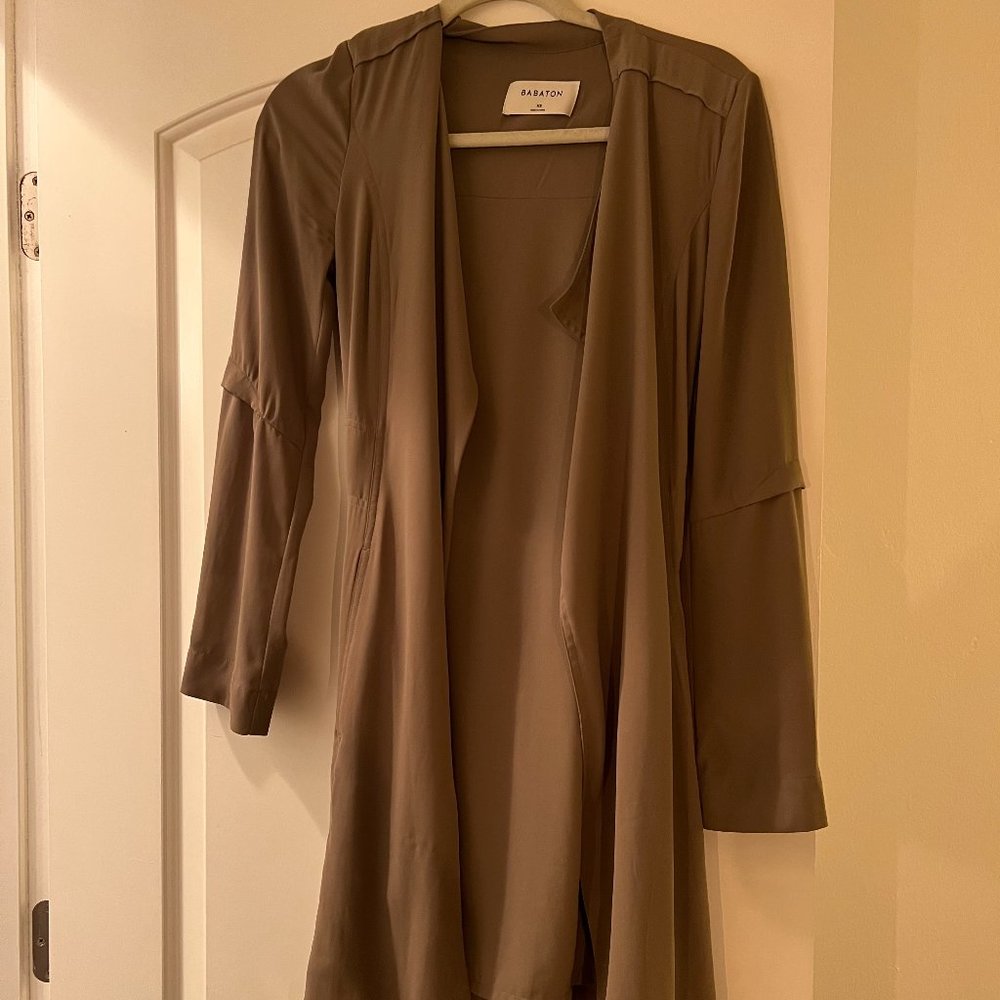 Aritzia Babaton Flowy Trench in Taupe